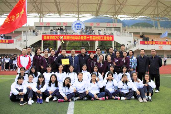 公司领导老师和学生合影